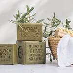 Le saviez-vous ? 

Les savons de Marseille que nous vous proposons sont cuits en chaudron dans le respect du procédé traditionnel et authentique Marseillais par Rampal Latour, une des dernières et rares entreprises détenant le savoir faire artisanal du vrai savon de Marseille depuis 1828. 

Durant la dernière décennie, cette entreprise engagée a travaillé en recherches pour réduire son empreinte écologique et a ainsi développé une technique de fabrication améliorée, permettant d’utiliser 4 fois moins d’eau et 7 fois moins d’énergie qu’auparavant 🌎 

Efficaces pour l’hygiène comme pour l’entretien, retrouvez ces véritables savons de Marseille en format savonnette, savon ou encore en pavé sur notre shop www.les-zecolonomiks.com 📦 

#savonartisanal #savondemarseille #rampallatour #zerodechet #marseille #ecologie #economie #environnement #provence #artisanatfrancais