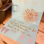 Bonne fête à toutes les mamans 🥰

Cette carte était tout ce dont j’avais besoin ce matin 🙏 

Parce-que trop de nos clients pro (magasins bio/vrac ) ferment 😔

Des clients sur les marchés toujours présents mais avec un pouvoir d’achat qui ne cesse de baisser…

Bref, on est toujours là mais comme pour beaucoup c’est loin d’être facile au quotidien ces derniers temps… alors en attendant de meilleurs jours, cette carte me booste pour ne rien lâcher ✊ 

Donc merci Joey, mais aussi Lenny et Sam ( Les Z’écolonomiks) qui me soutiennent au quotidien 🫶🏻

Pascale, créatrice zéro déchet, happy manager “Les Z’écolonomiks, et surtout maman heureuse 😍

#zerodechet #zerowaste #fetedesmeres #love #ecologie #environnement #mieuxconsommer #coeur #notplanetb #tousacteurs #unmondemeilleur